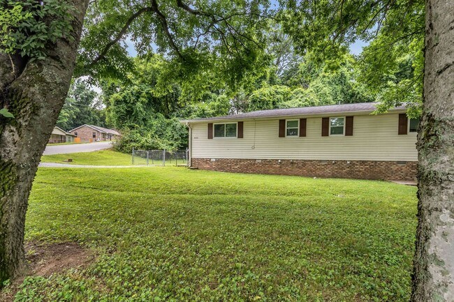 Building Photo - AVAILABLE JULY 10TH. 2 Bed 1 bath FOR LEASE in South Inglewood (East Nashville). $1750 Rent. Pets...