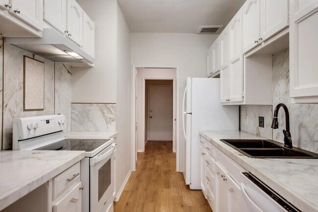 Building Photo - 500 Norwood Pl