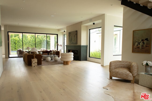 Building Photo - 5064 Encino Ave