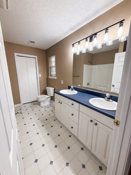 Building Photo - 304 Spring Creek Dr