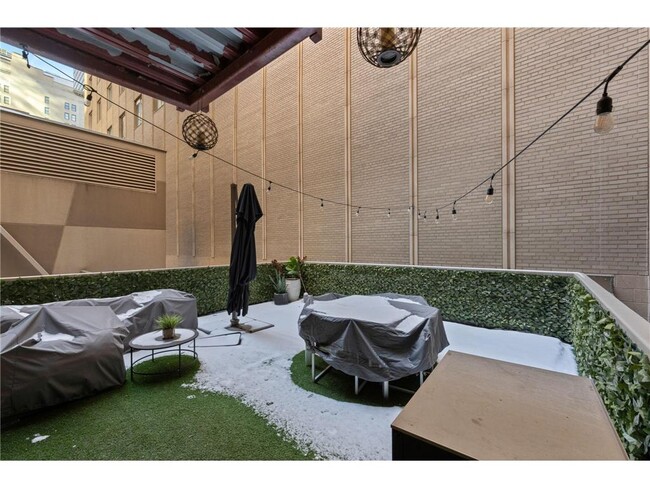 Building Photo - 601 S Marquette Ave