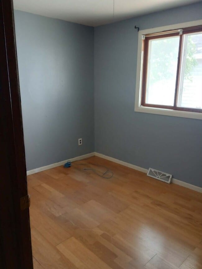 Building Photo - Nice 3 bed 1 bath house with large garage and basement!!!
