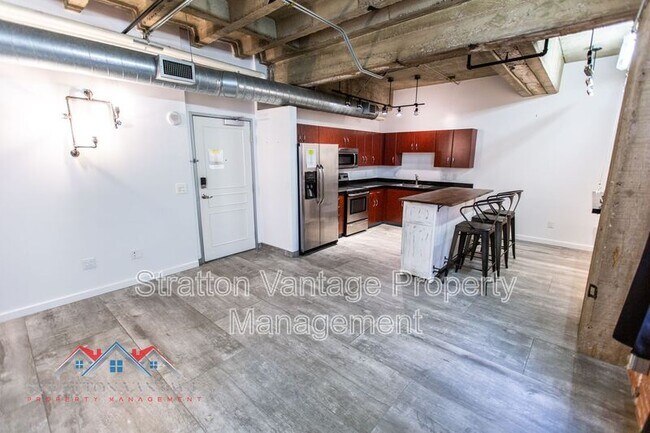 Building Photo - 114 W Adams St