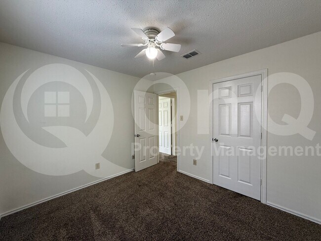 Building Photo - 1206 Hyde Park Dr