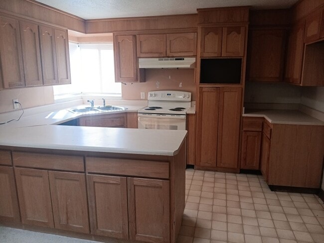 Building Photo - 3 Bedroom, 2 Bathroom Home! Schedule a Showing Soon!