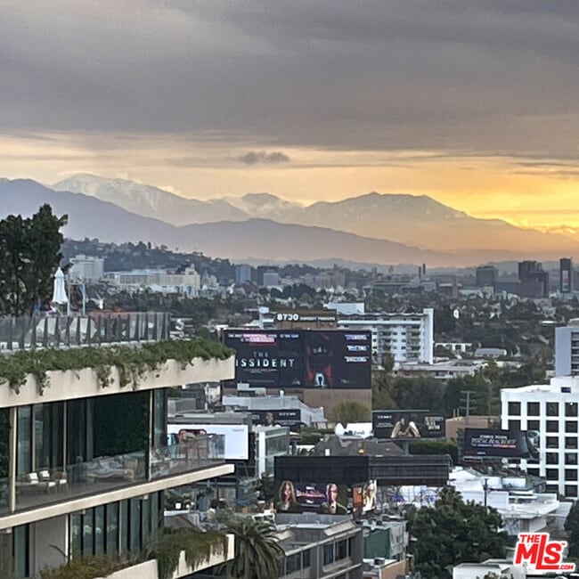 Building Photo - 999 N Doheny Dr