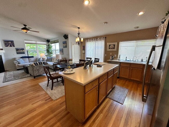 Building Photo - 3 Bedroom 3 Bath - Arapahoe Ridge Erie!