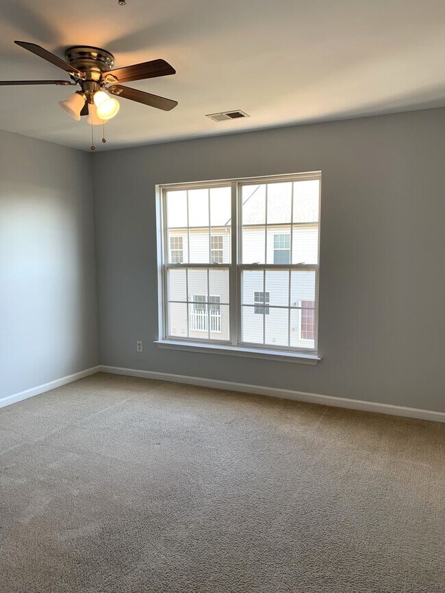 Building Photo - Spacious 3-Bed / 2.5-Bath Townhome – Antrim Crossing Subdivision