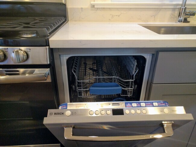 Building Photo - 678 Aileen St