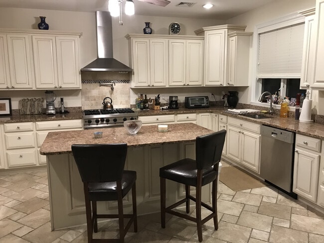 Building Photo - 696 Ridgeway