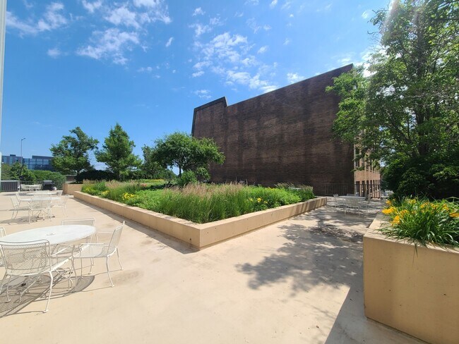 Building Photo - 4343 N Clarendon Ave