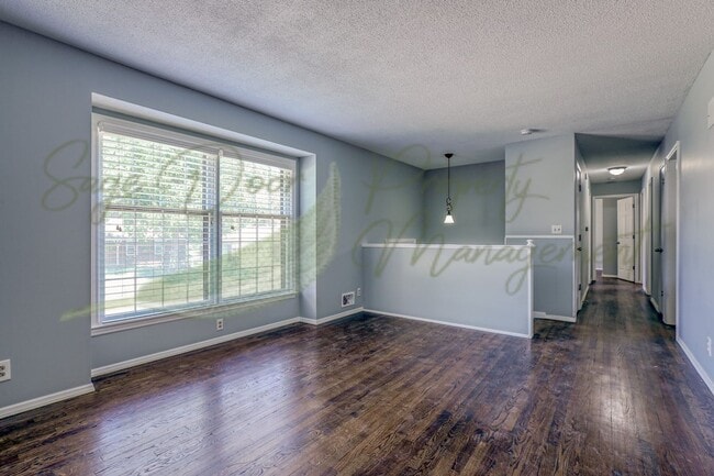 Building Photo - LOTS OF NATURAL SUNLIGHT!!!