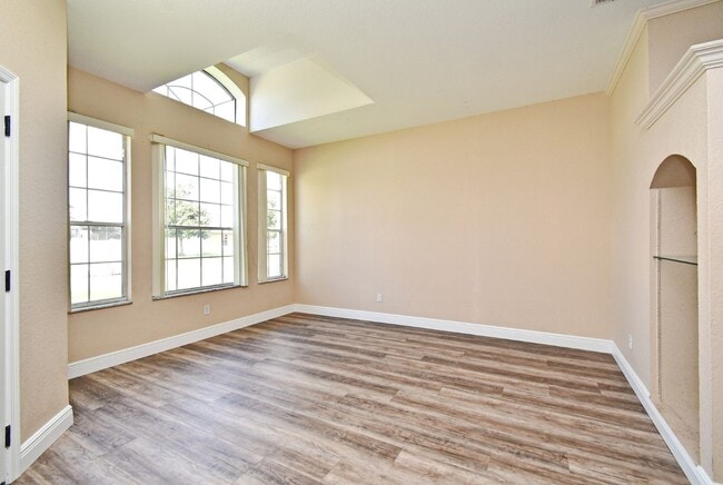 Building Photo - Lovely Remodeled 4/2 Home