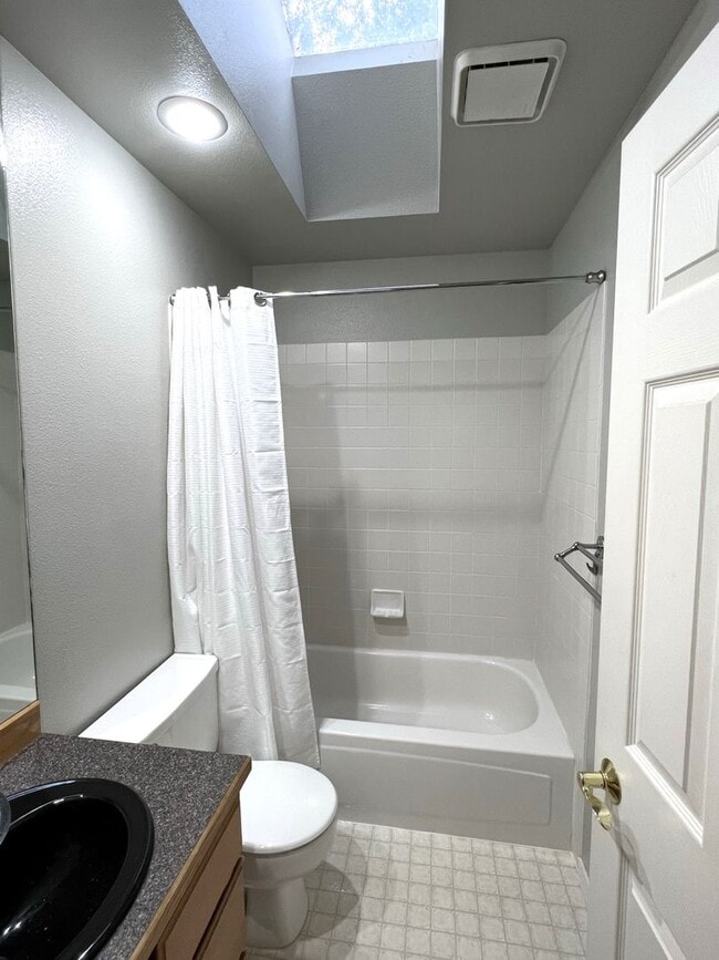 Building Photo - Adorable 3 bed 2 bath home in the Coventry Manor Subdivision just off W State St and N Hartford.