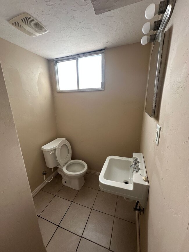 Building Photo - Charming basement apartment