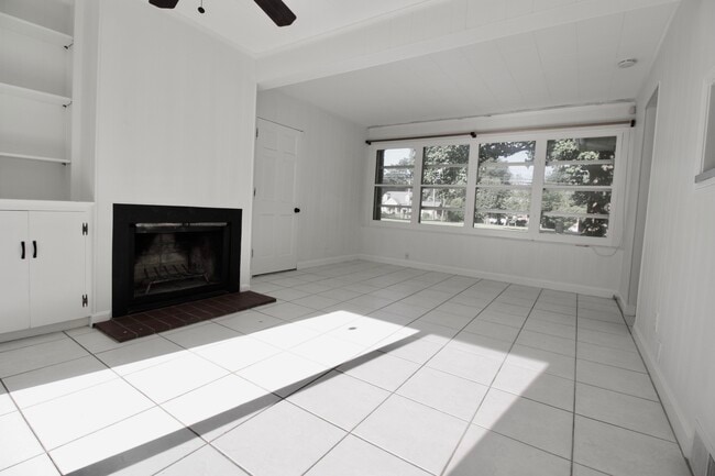 Building Photo - 203 Dorsey Way