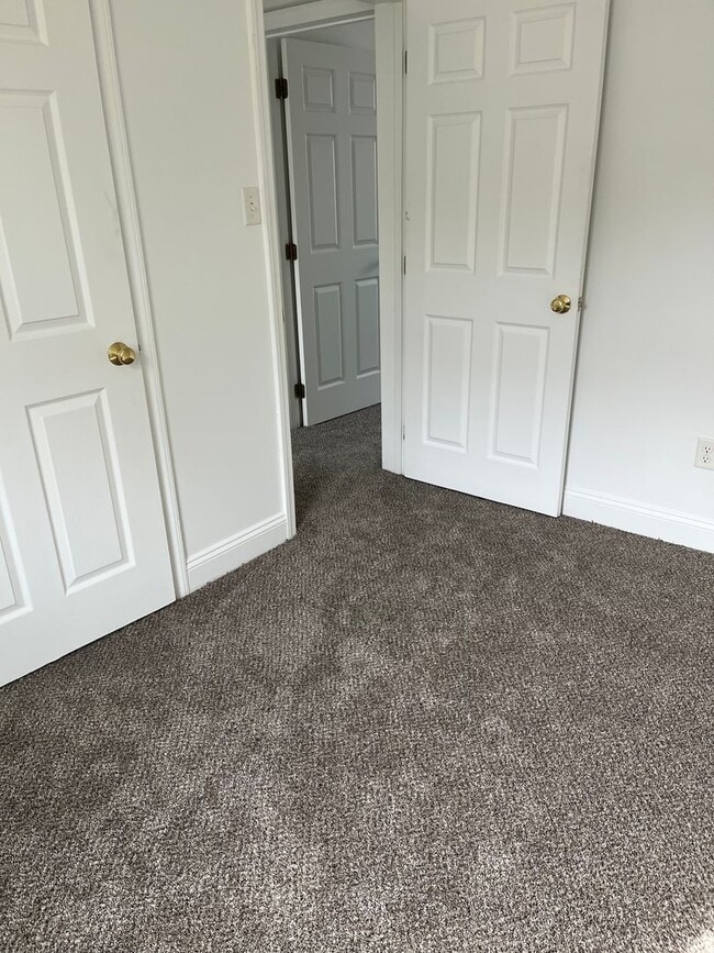 Building Photo - 2 bedroom 1 bath townhouse, Mt Washington