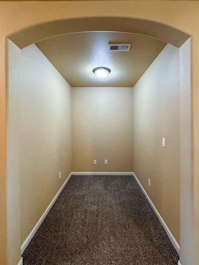 Building Photo - Wonderful 4 bedroom in SE Bend!
