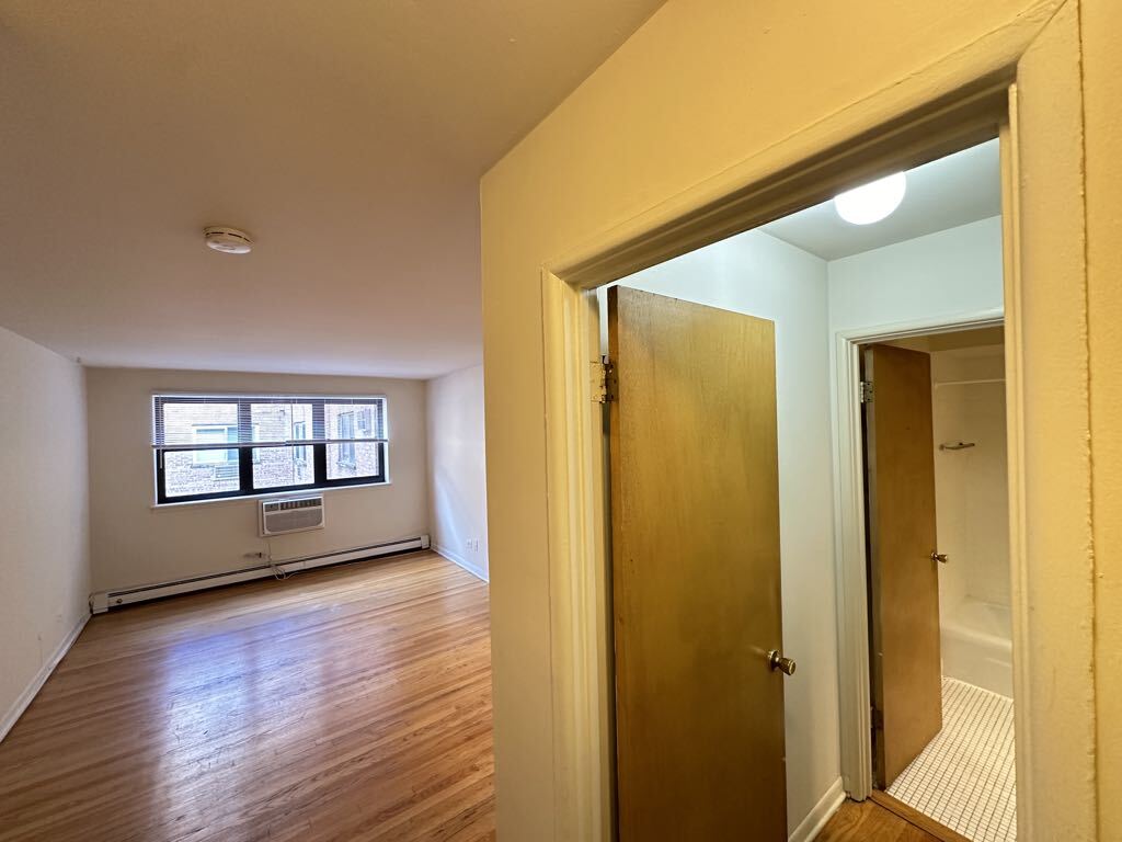 Building Photo - 533 W Aldine Av