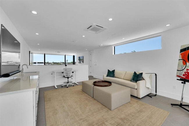 Building Photo - 1730 SE 13th St