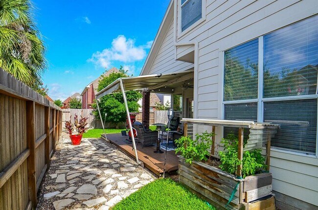Building Photo - 3654 Royal Royce Dr