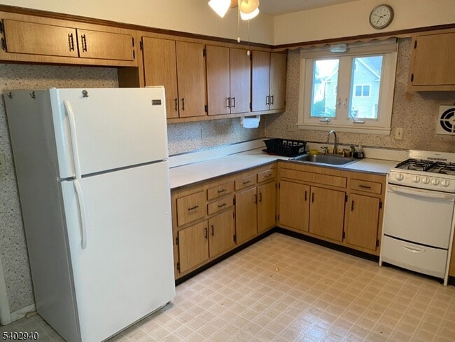 Building Photo - 172 Kanouse St