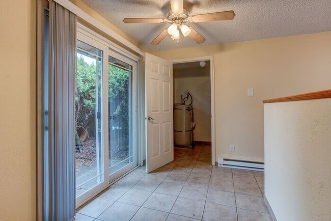 Building Photo - Spacious 2 Bed 1 Bath In Quiet Community