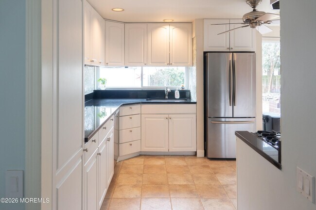 Building Photo - 480 Staffa St