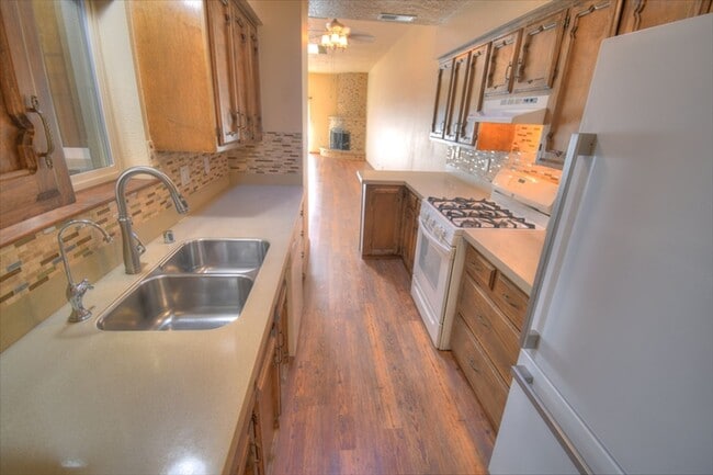 Building Photo - NE Heights Town Home