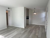 Building Photo - Gated & Remodeled 1br/1ba on Lake near Pool