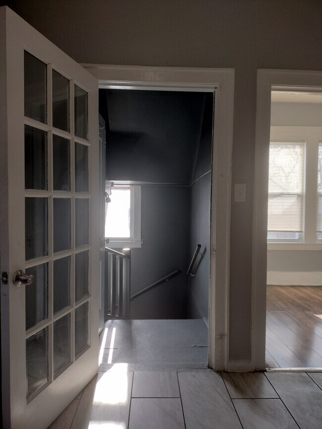 Building Photo - 705 E 92nd St