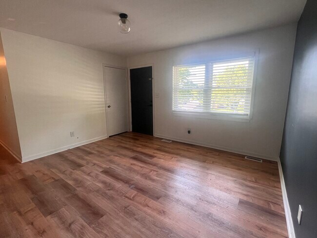 Building Photo - 802 Taper Ct