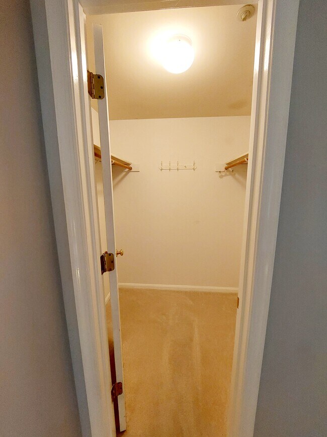 Building Photo - 3800 Sunnyfield Ct