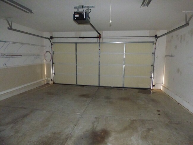 Building Photo - Beautiful 3 BR, 2 Bath Home, All Electric, Vaulted Ceilings, Walk-In Closets, Garage