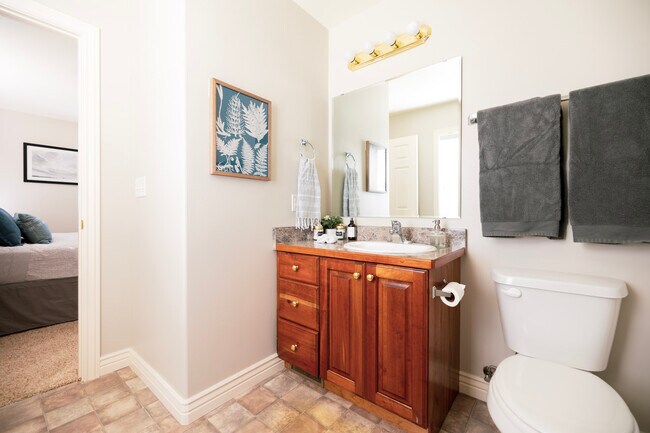 Main bathroom with linen closet - 406 Neff Cir