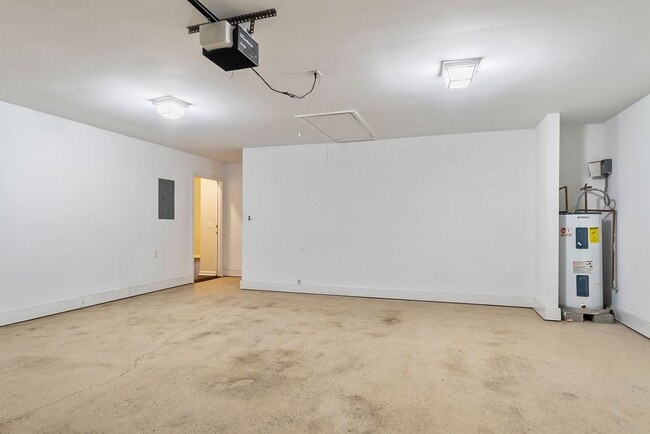 Building Photo - Nice 3 Bed 2 Bath Available Now! Book Your Tour Today!