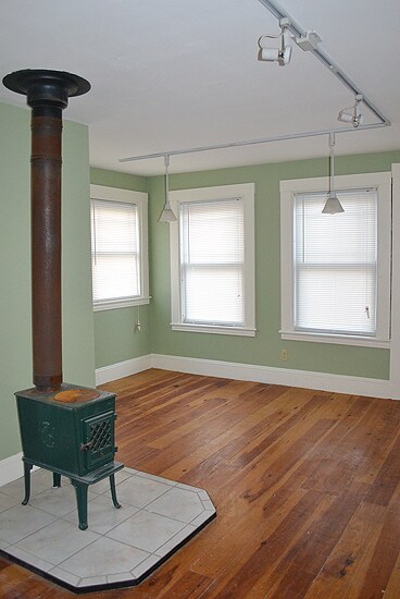 Building Photo - $1600 - 2BRM - 900ft2 - Bangor – Cumberlan...