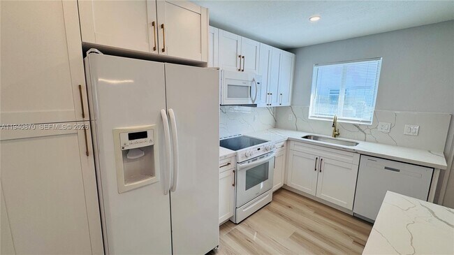 Building Photo - 808 NE 2nd St