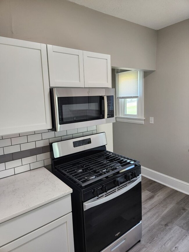 Building Photo - 3/2/1 Newly remodeled, near saddle creek, and med center