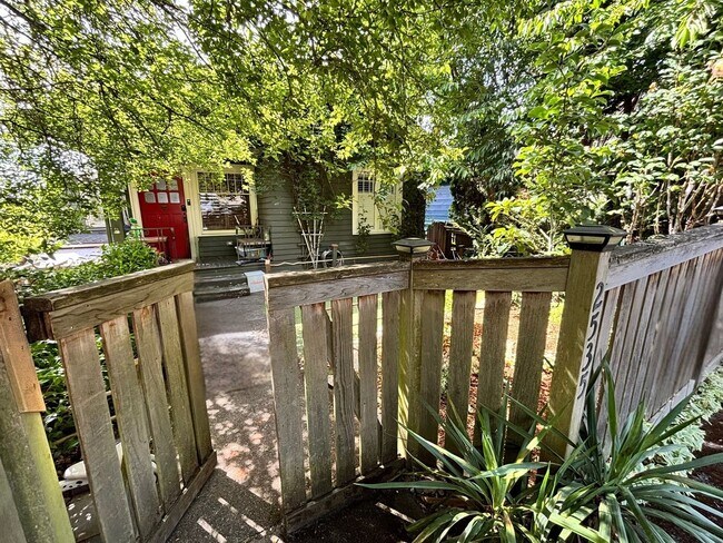 Building Photo - 4Bd/2.75Ba Seattle Home
