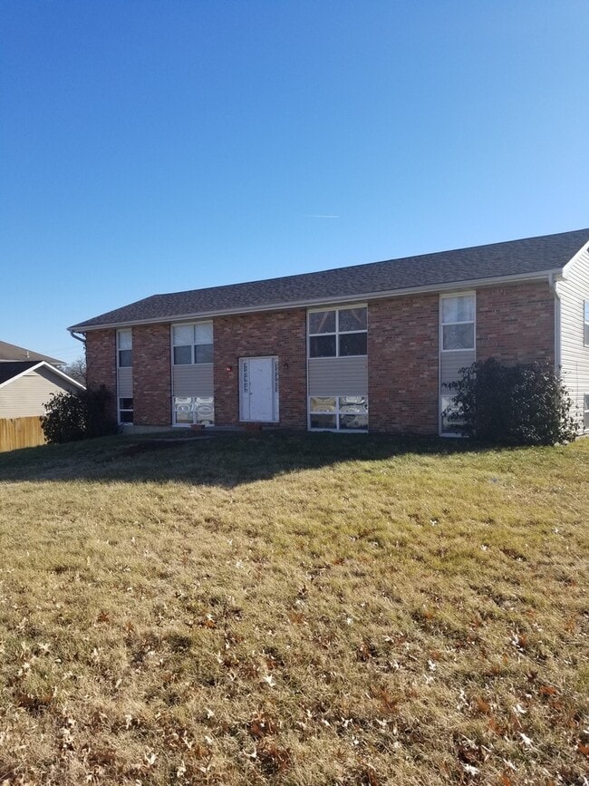 Building Photo - 718 Demaret Dr