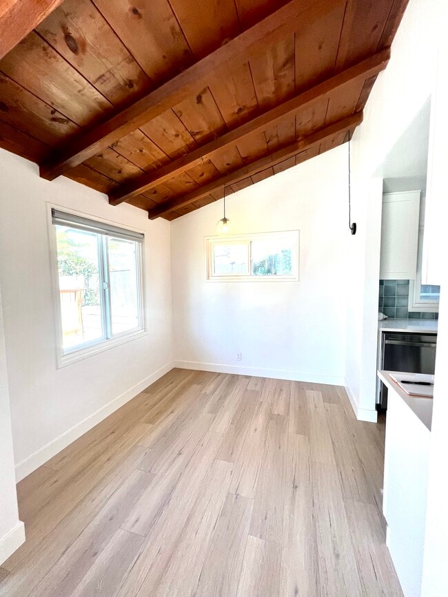 Building Photo - 106 E Avenida Ramona
