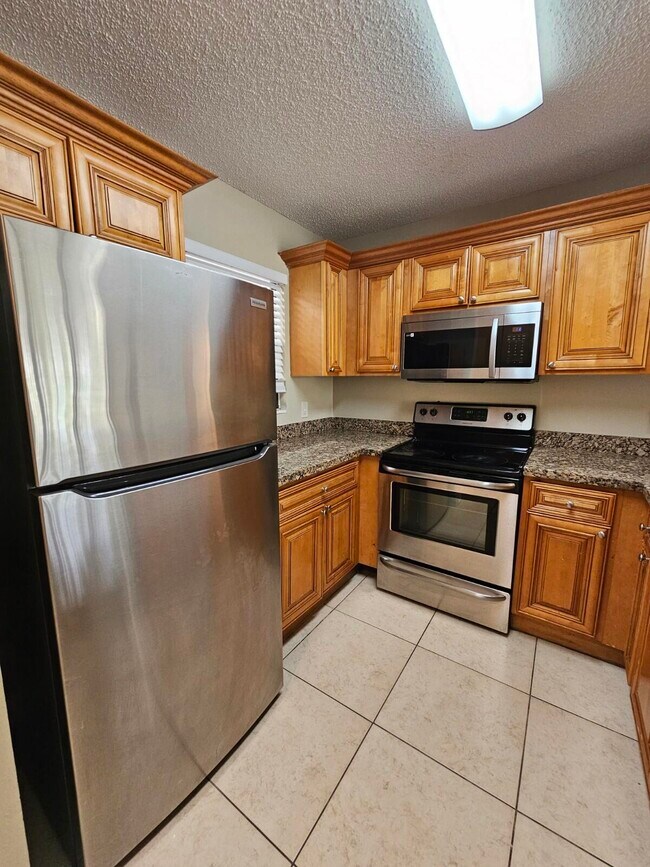 Building Photo - 1523 Lake Crystal Dr