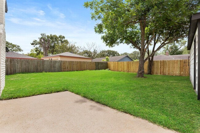 Building Photo - 16615 Glamis Ln