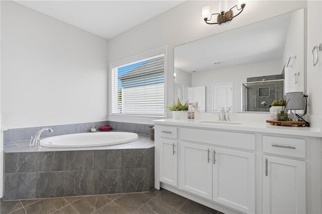 Building Photo - 4440 Kendall Pointe Dr