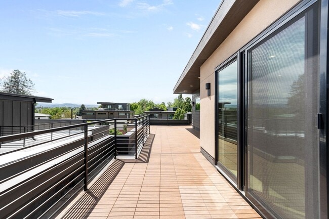 Building Photo - Luxury 5BD, 6BA Home 1 Block From Sloan's Lake