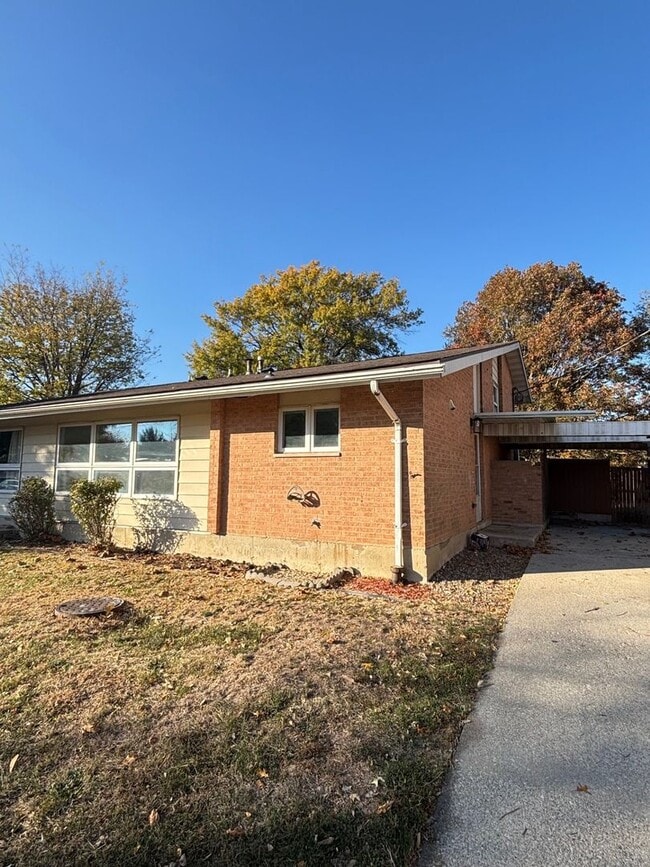 Building Photo - 1519 Fairway Dr