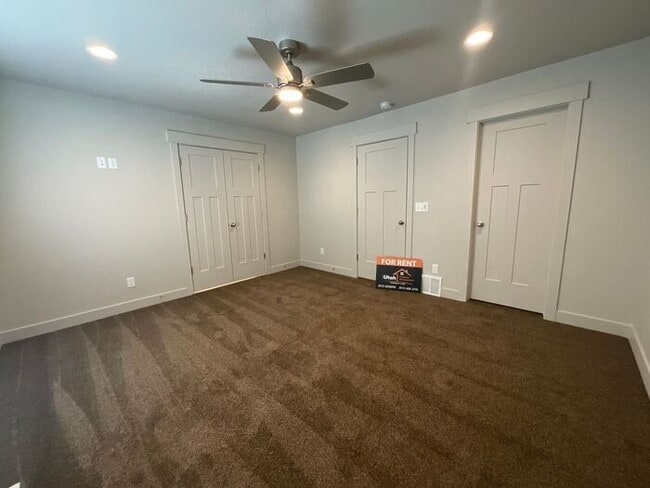 Building Photo - 2 bedroom 2 1/2 bath Townhouse 2 car garage.