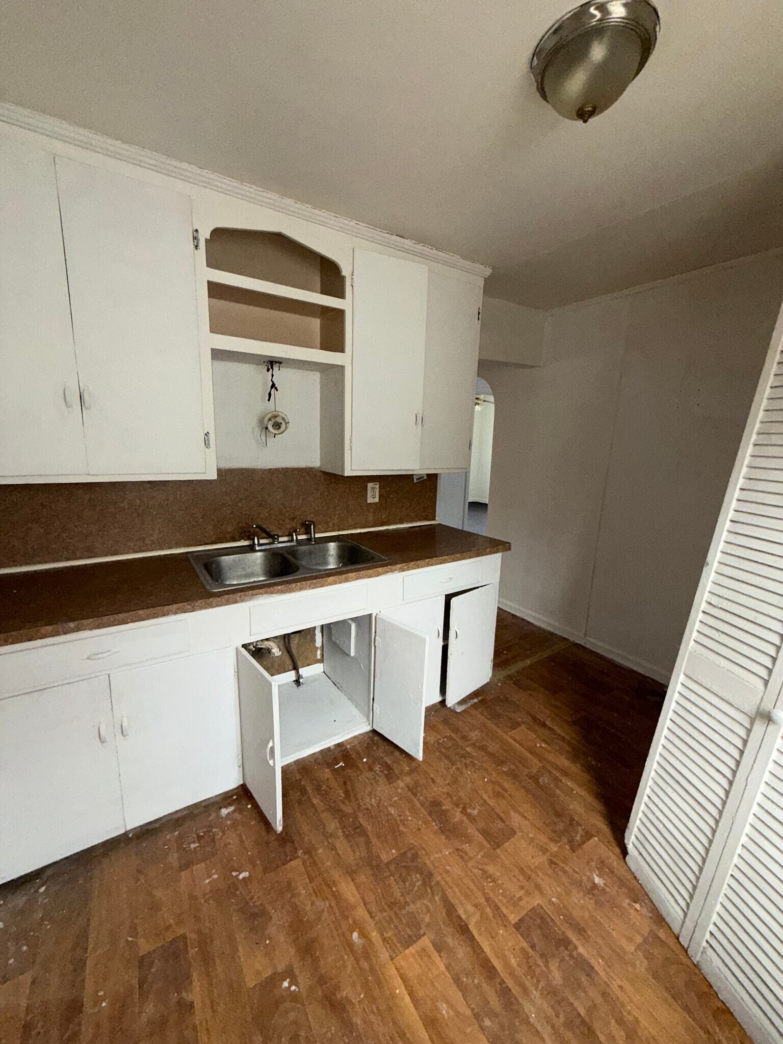 Building Photo - 246 E York Ave