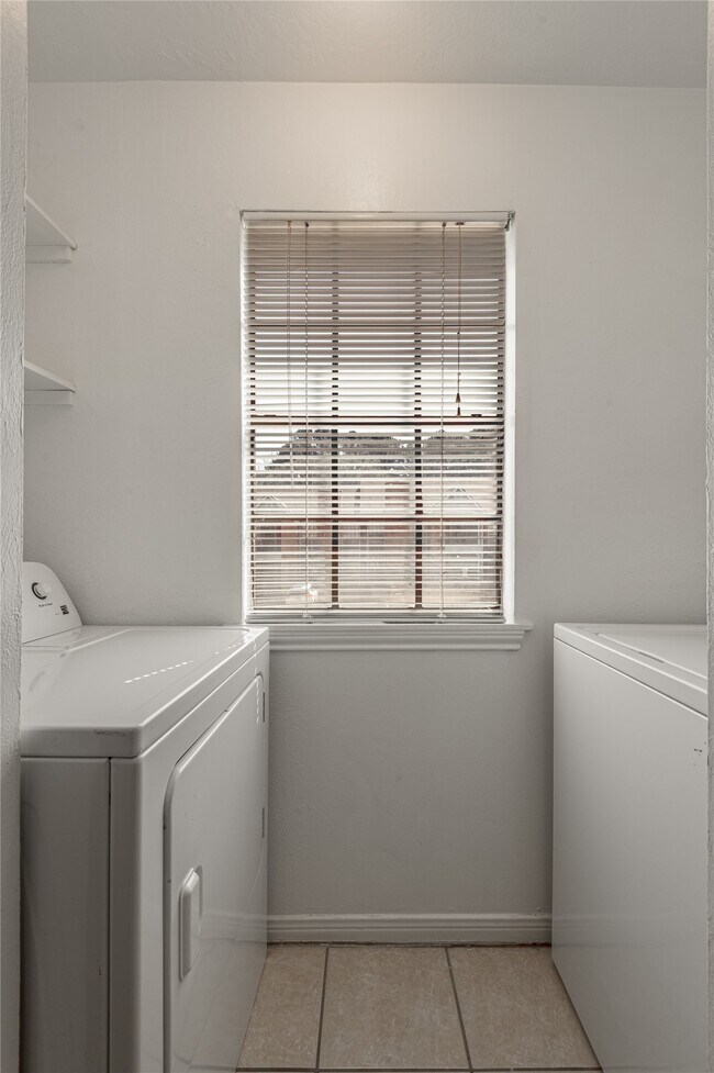 Building Photo - 2402 Sycamore Ave